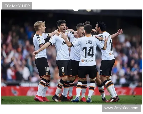 足球明星精彩瞬间高清图片记录展现球场风采与激情对决 足球明星精彩瞬间高清图片记录展现球场风采与激情对决