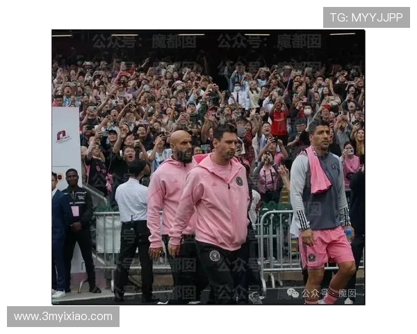 中国足球明星与国际巨星神似对比引发热议与讨论